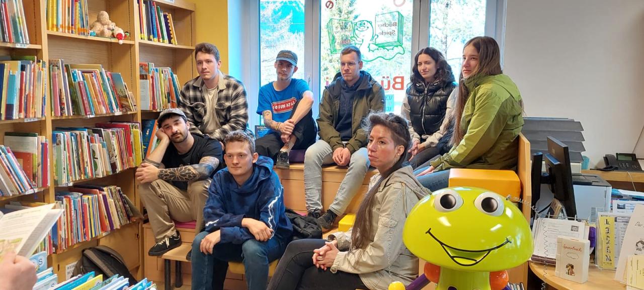 Schüler lauschen aufmerksam