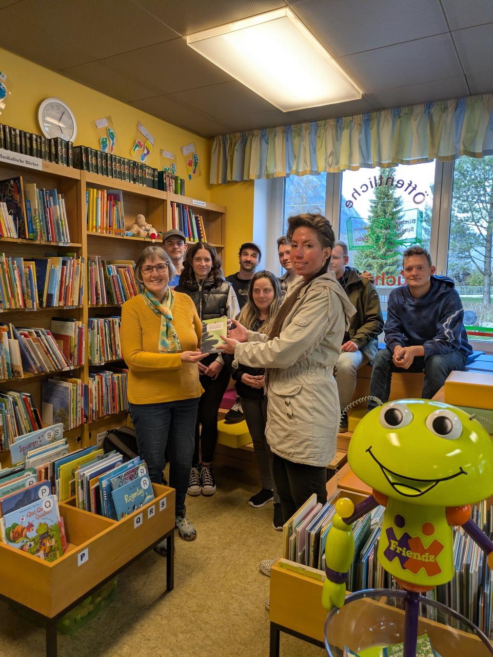 Überreichung der Buchspende an die Bücherei